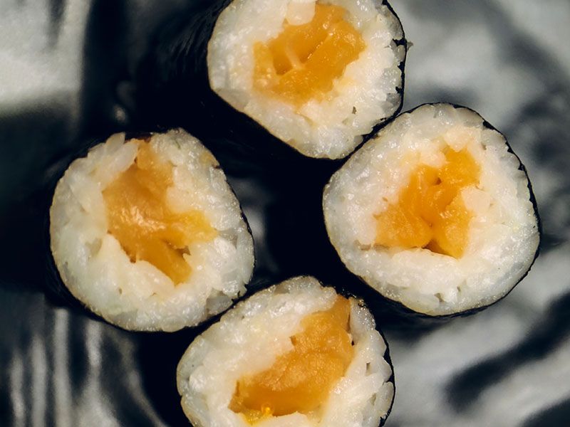 salmon maki