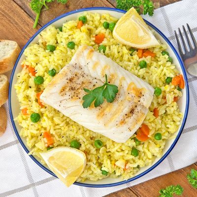 طبق فيليه سمك مع أرز وسلطات وخبز