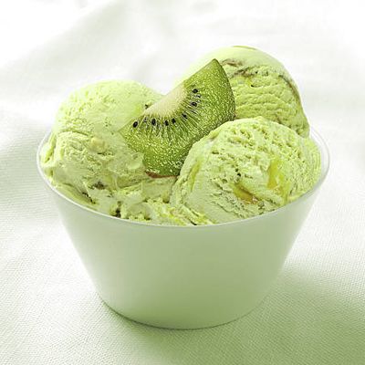 Lemon ice cream with kiwi pieces