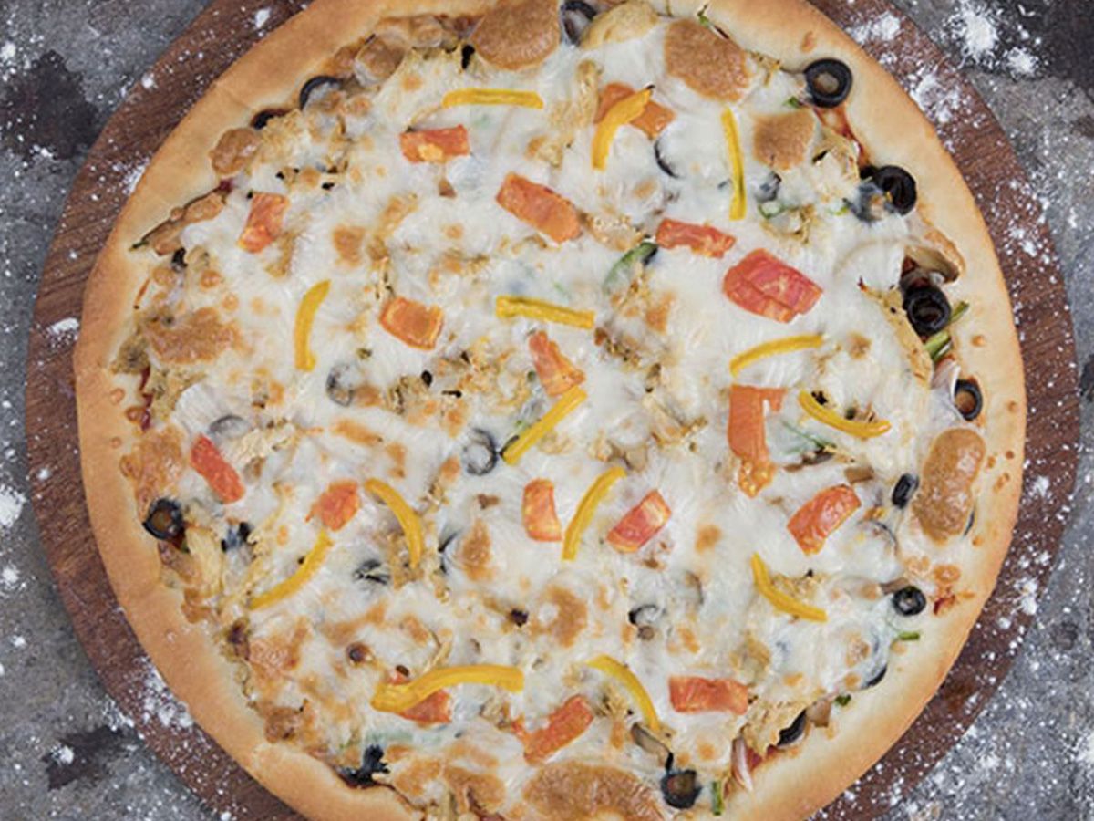 Oriental chicken shawarma pizza