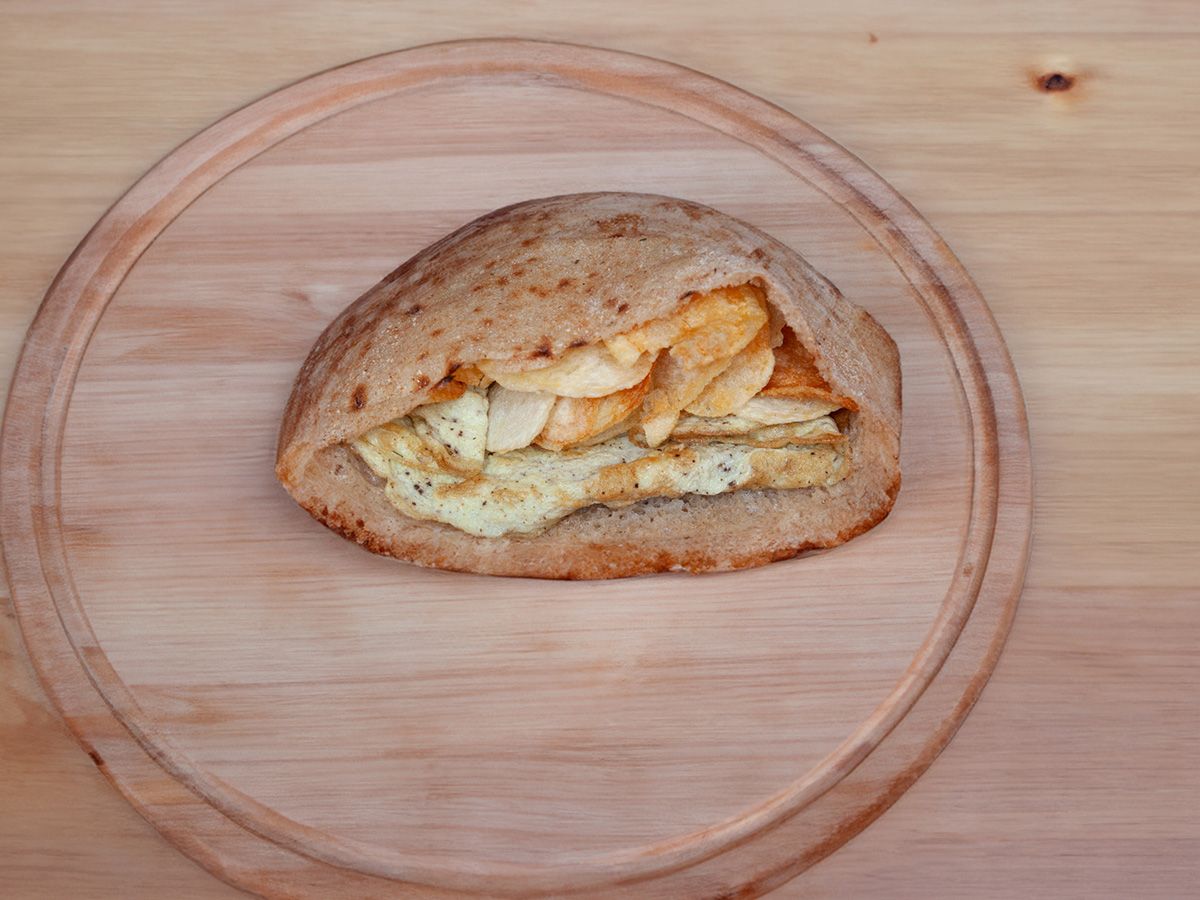 Omelette Sandwich With Chips