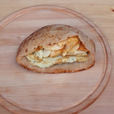 Omelette Sandwich With Chips