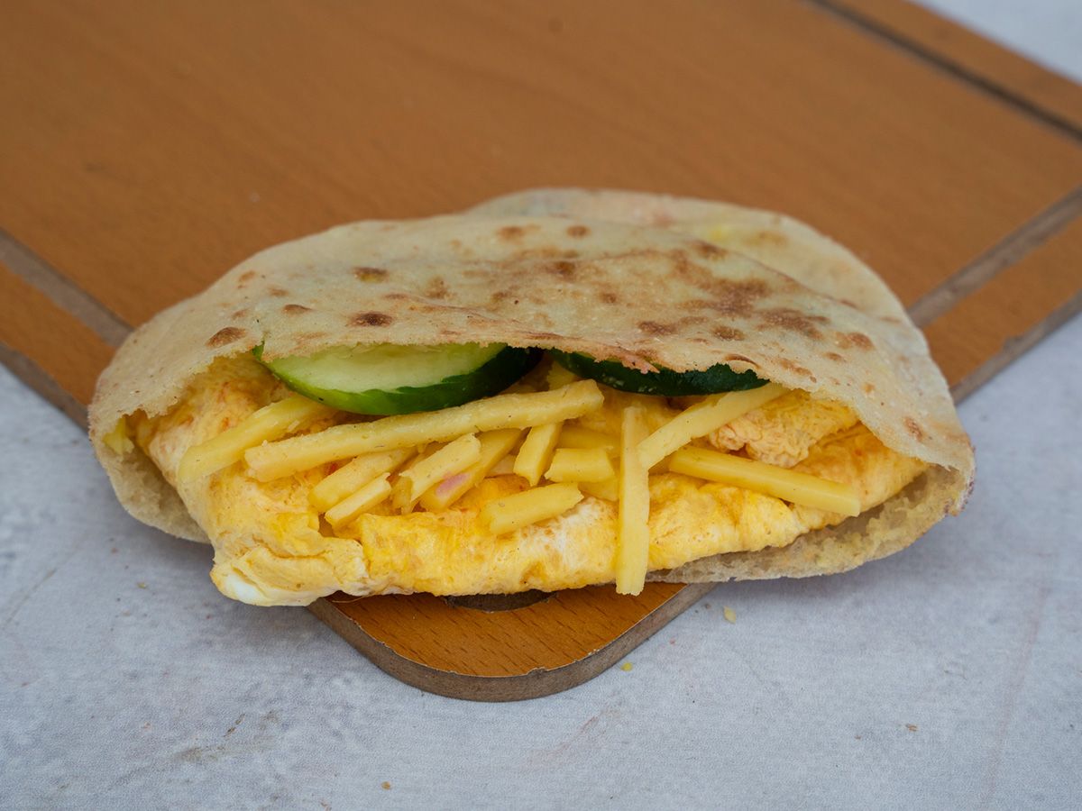 omelette roumi sandwich