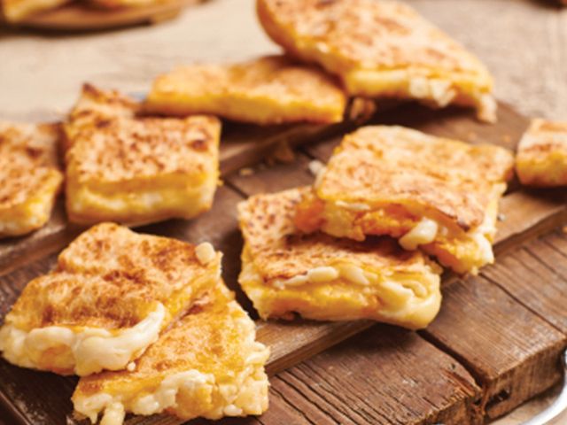 Regular Mixed Cheese Feteera