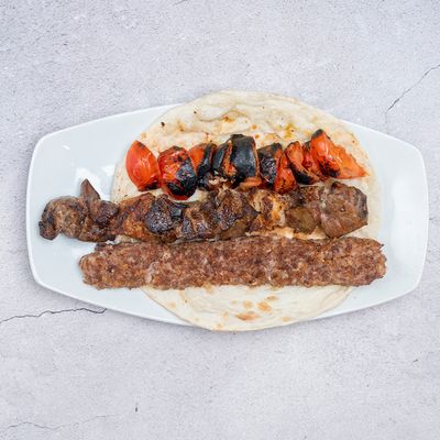 ربع كيلو كباب وكفتة مشكلة مع سلطة خضراء وخبز وطحينة