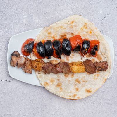 ربع كيلو مشكل مشوي على الفحم مع سلطة خضراء وخبز وطحينة