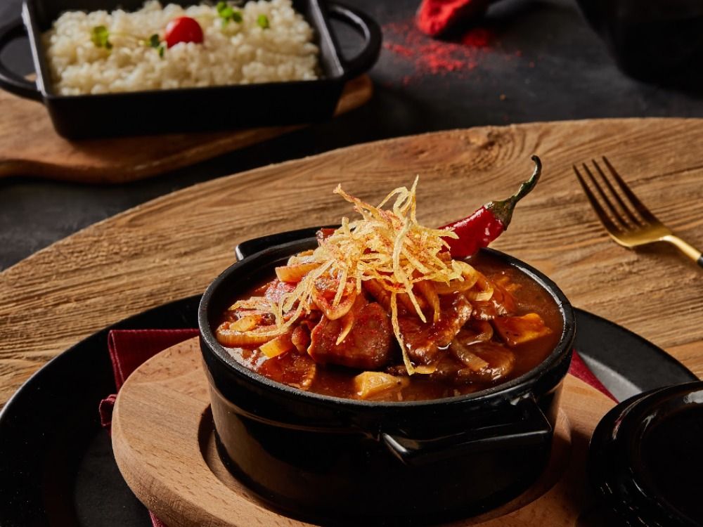 Meat casserole with onions