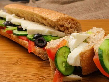 White Cheese With Tomato And Lettuce Sandwich