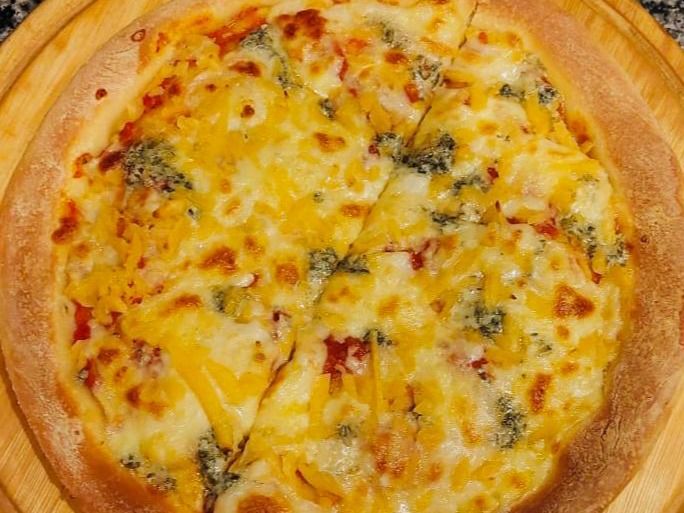 Quattro formaggi Pizza