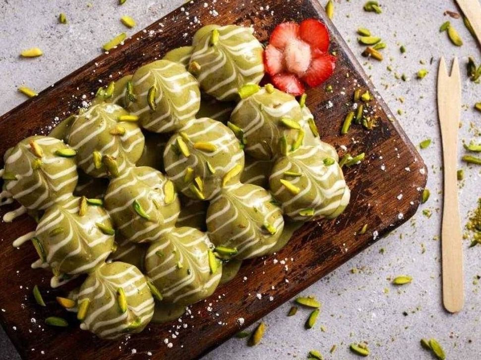 Plain Zalabia With Pistachio Cream And White Chocolate