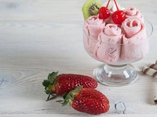 strawberry ice cream roll
