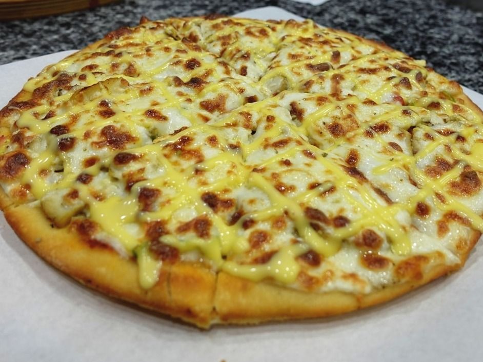 Mix Cheese With Cheddar Cheese Sauce Pizza