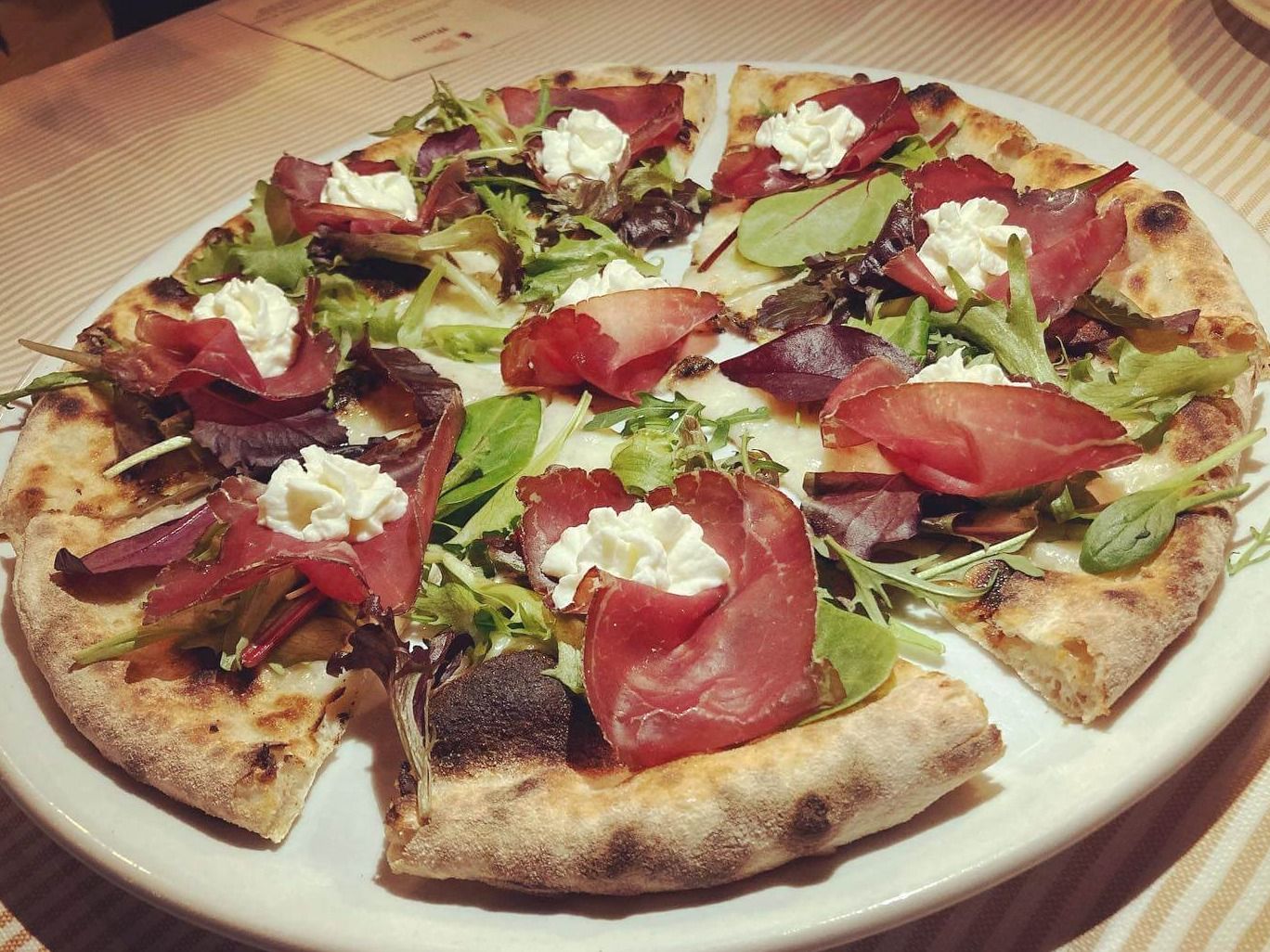 Pizza Carpaccio Con Rucola E Parmigiano