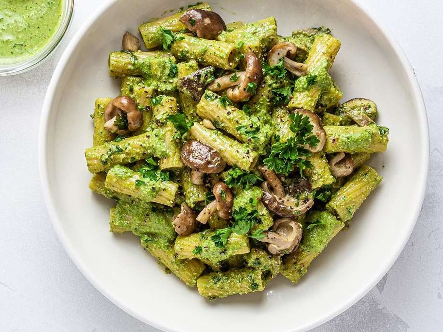 Spinach pesto pasta with creamy sauce