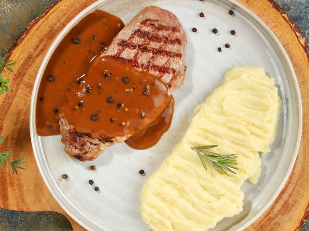 Grilled beef fillet dish with sauce
