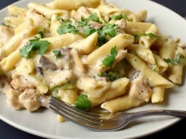 Pasta With Chicken White Sauce