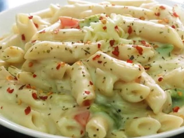 Pasta With Saugae White Sauce