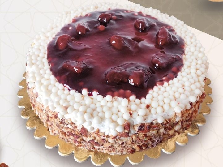 Vanilla Cake Strawberry And Nuts