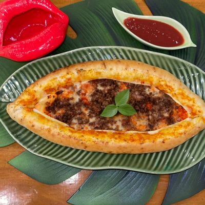 Minced meat with Turkish pide