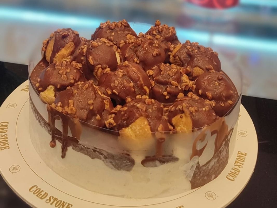 Profiteroles Vanilla Cake