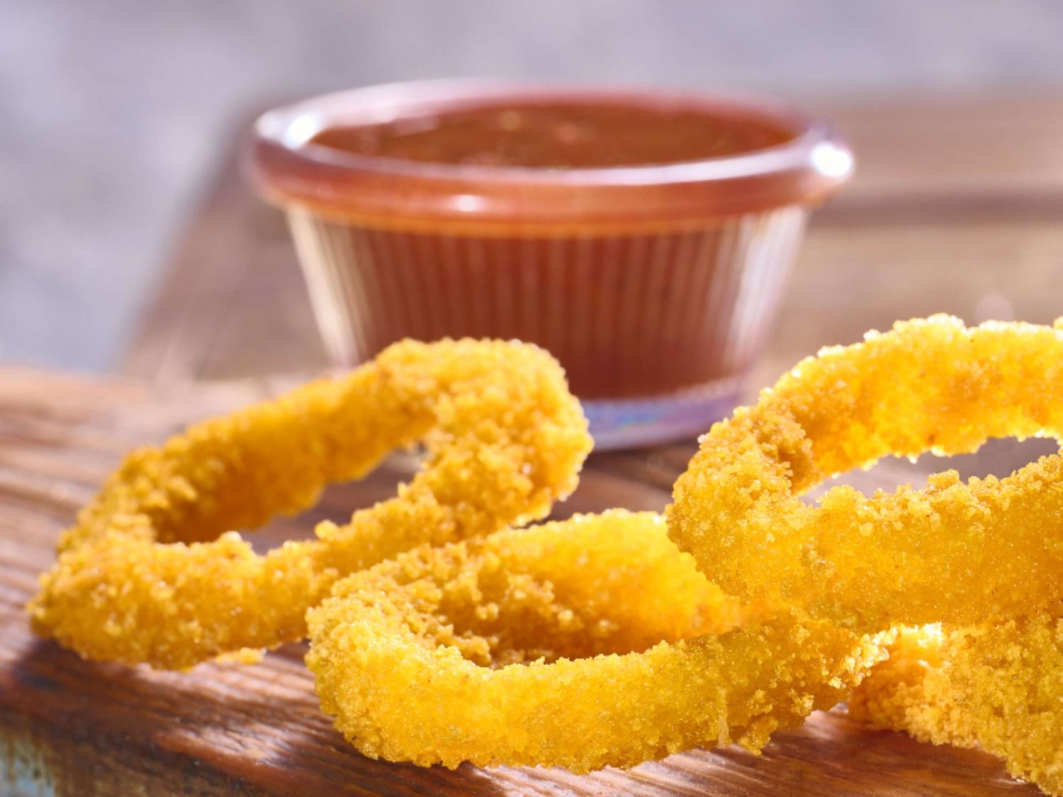 4 Onion rings And barbecue sauce