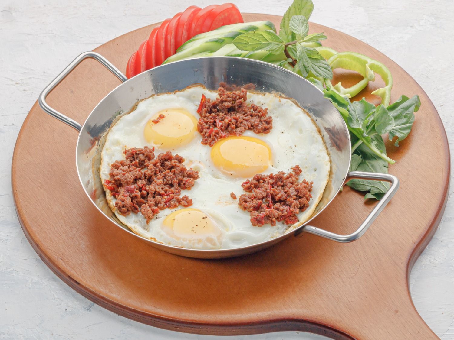 Eggs with Oriental sausage