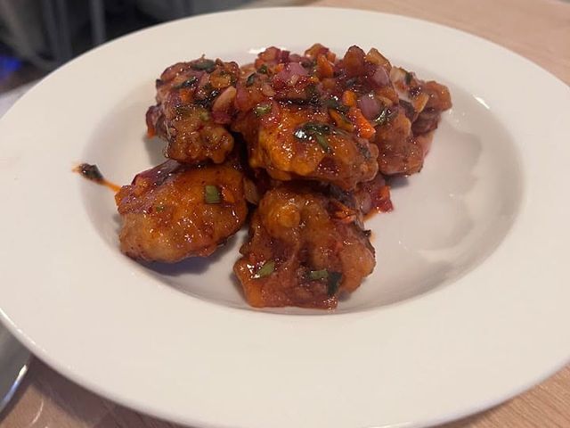 FRIED CHICKEN WINGS WITH HOT SAUCE