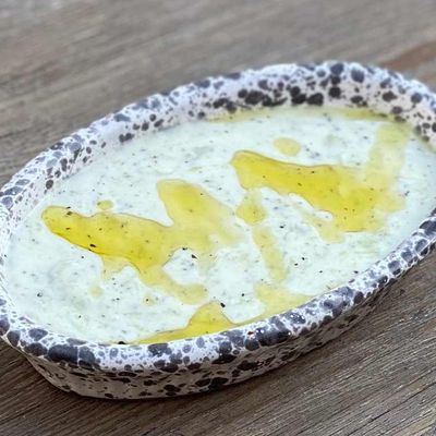 سلطة الزبادي (زبادي مع خضروات وأعشاب)