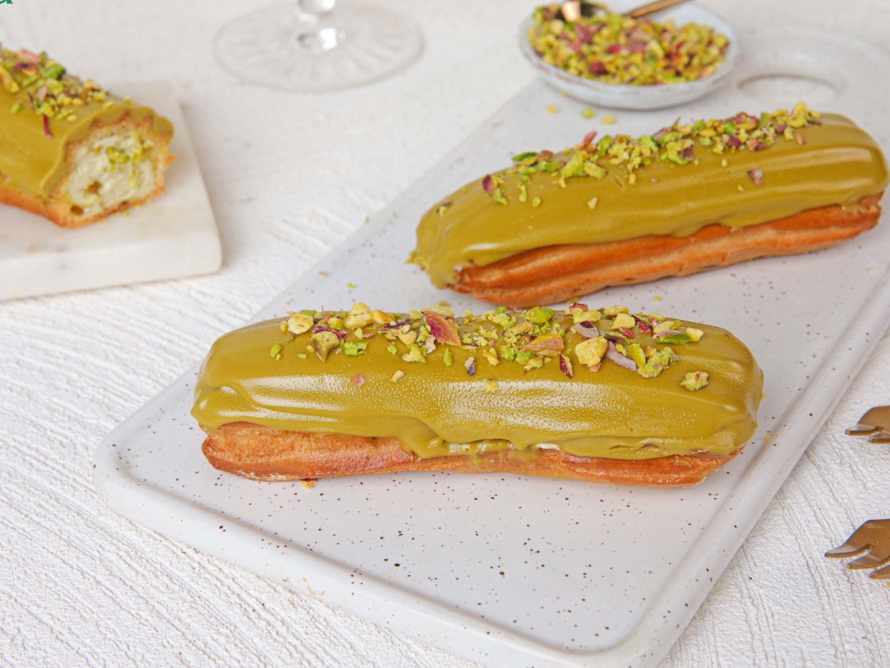 Éclair pistachio