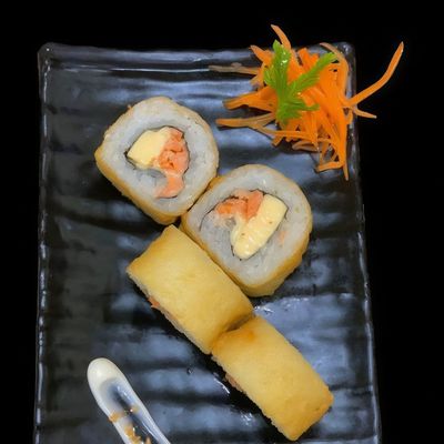 Hot salmon fried roll 4 pieces