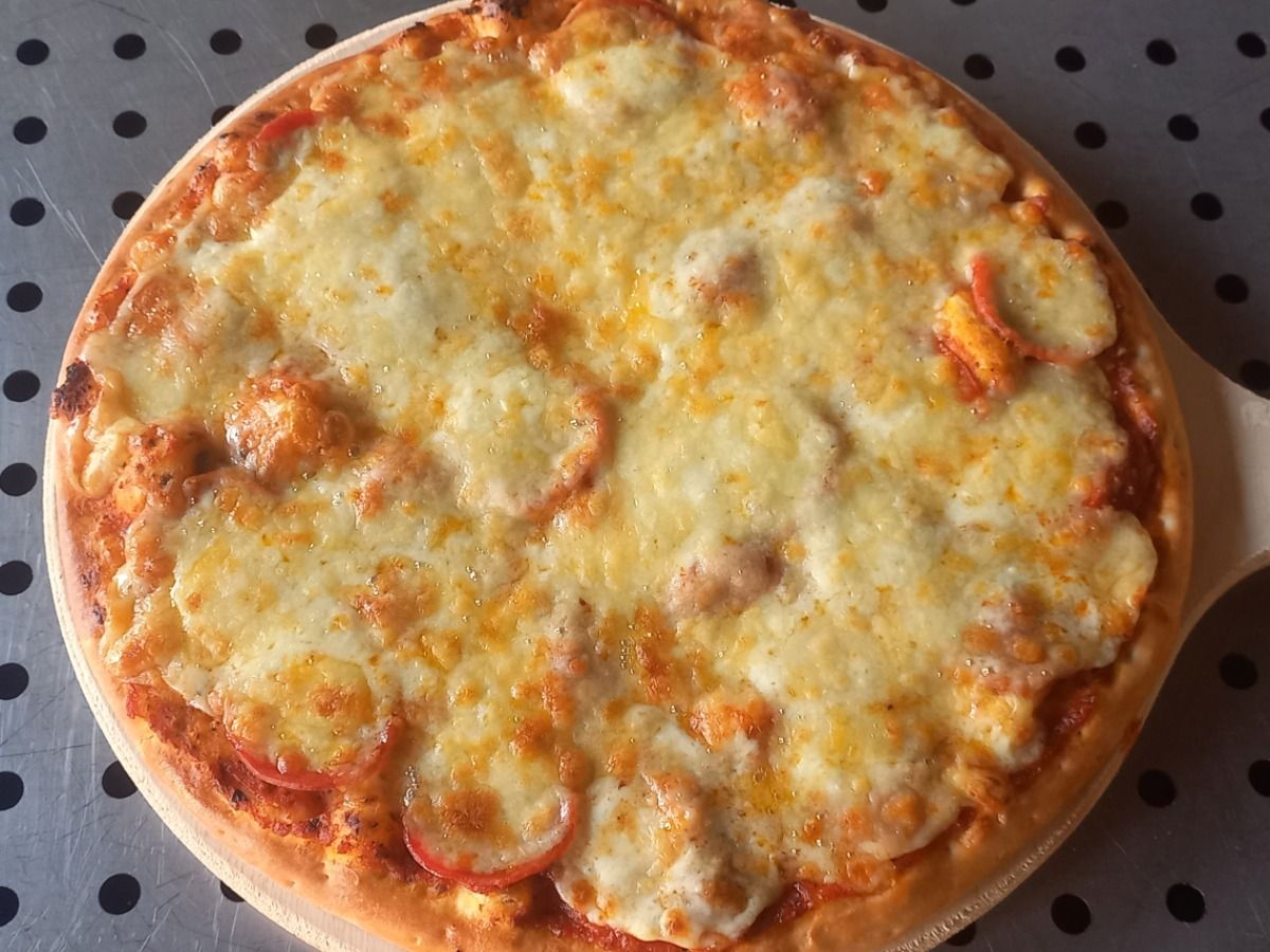 Salami pizza