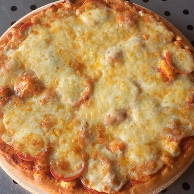Salami pizza
