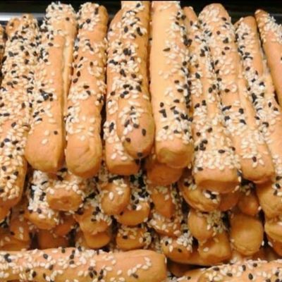 أصابع خبز رقيقة بالسمسم وحبة البركة
