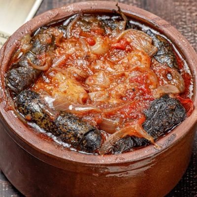 Knuckles with grape leaves onions