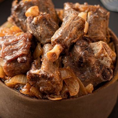 Oxtail with onions casserole