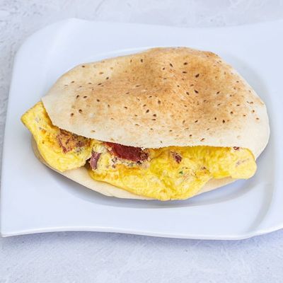 ساندويتش عجة باسترمي