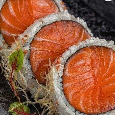 Ura Maki Salmon 4 Pieces