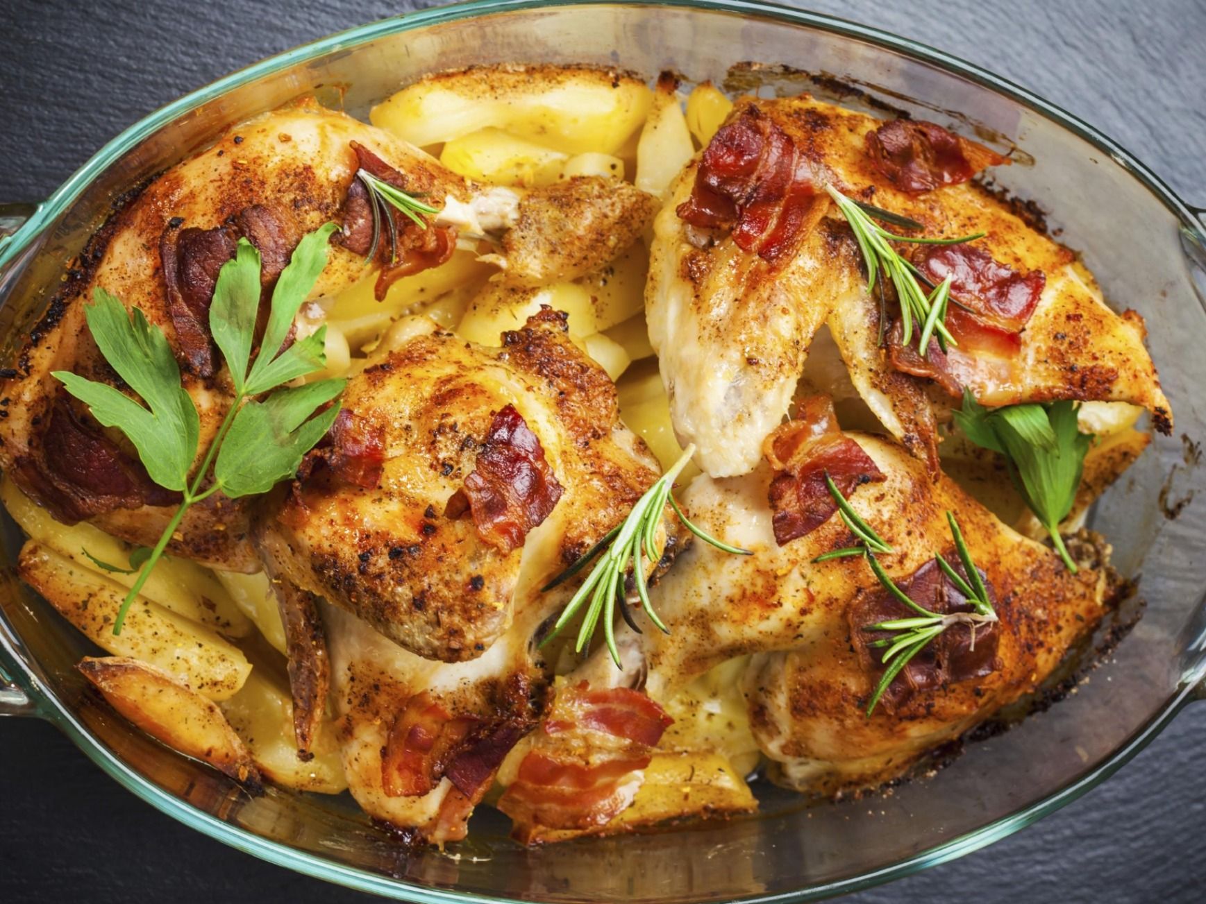dish potatoes With a quarter of a chicken