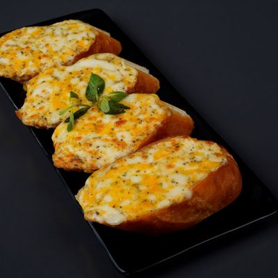 خبز بالثوم والجبن