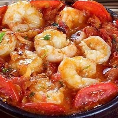 Peeled shrimp and meat tagine with red sauce