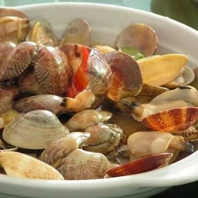 Boiled Clams in Broth