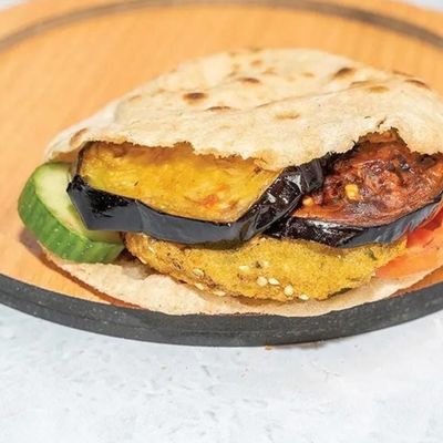 ساندويتش فلافل مع باذنجان مخلل