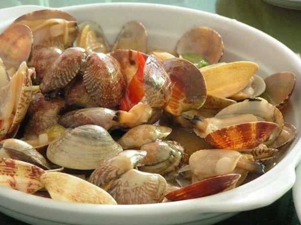 Steamed mussels in broth