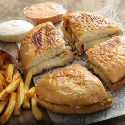 وجبة ماريا شاورما بصلصة الجبنة الشيدر