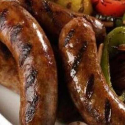 ساندويتش سجق مشوي على الفحم