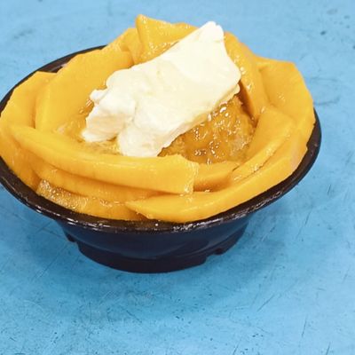 علبة كنافة مع مانجو وكريمة