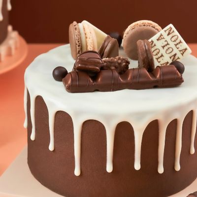 Kinder Bueno Bomb Cake