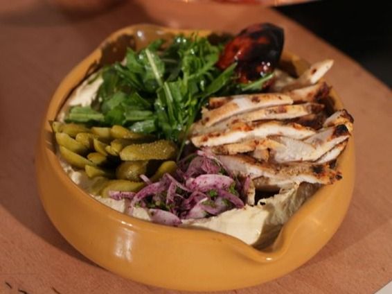 Hummus With Grilled Chicken