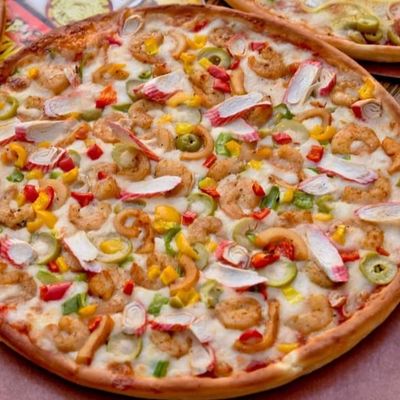 بيتزا مأكولات بحرية إيطالية