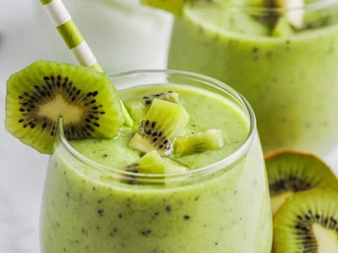 Kiwi Pineapple Breeze With Bun
